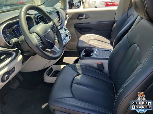 Used 2024 Chrysler Pacifica Touring-L FWD image 16