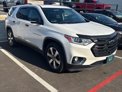 Used 2020 Chevrolet Traverse LT w/ LT Premium Package AWD/4WD image 1