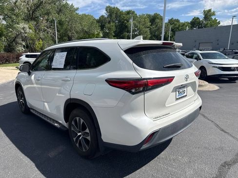 Used 2021 Toyota Highlander XLE AWD/4WD image 5