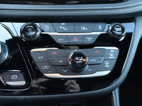 New 2026 Chrysler Pacifica Limited FWD image 27