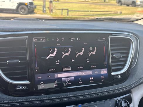 Used 2023 Chrysler Pacifica Touring-L FWD image 20