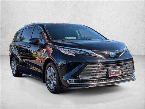 Used 2024 Toyota Sienna Limited image 3