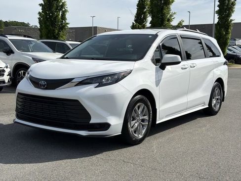 Used 2025 Toyota Sienna LE FWD image 7