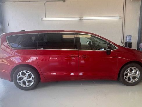 Used 2024 Chrysler Pacifica Limited FWD image 7