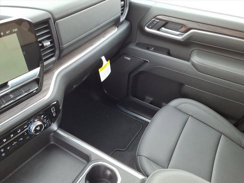 New 2026 GMC Sierra 2500 SLT w/ SLT Convenience Package image 17