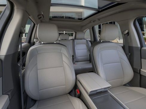 Used 2025 Lincoln Nautilus Premier w/ Equipment Group 102A image 10