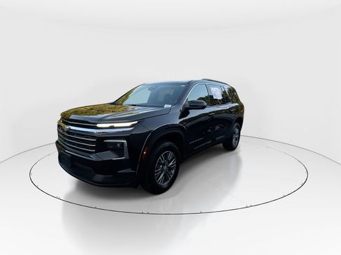 Used 2025 Chevrolet Traverse LT FWD image 4