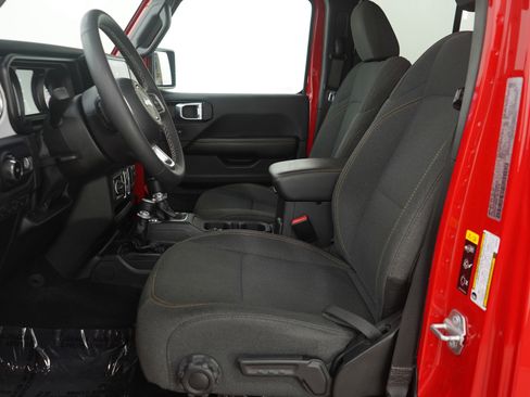 Used 2025 Jeep Wrangler Sahara image 22