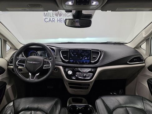 Used 2022 Chrysler Pacifica Touring-L image 16
