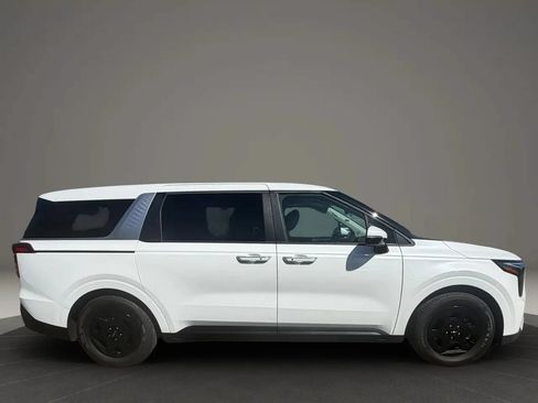 Used 2025 Kia Carnival FWD image 4