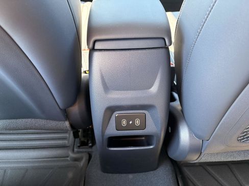 Used 2025 Hyundai Venue Limited FWD image 24