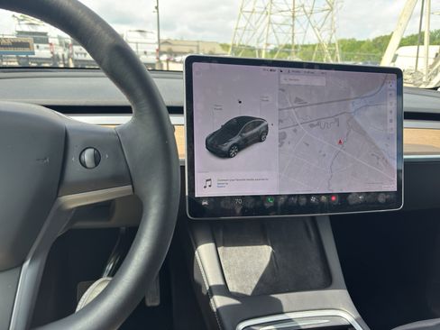 Used 2021 Tesla Model Y Long Range image 5