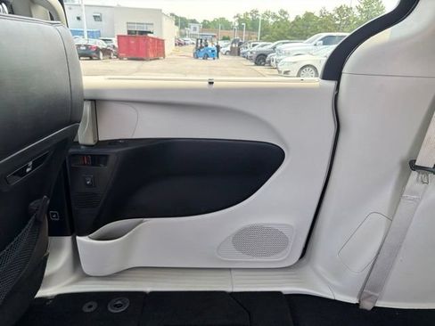 Used 2019 Chrysler Pacifica Limited FWD image 26