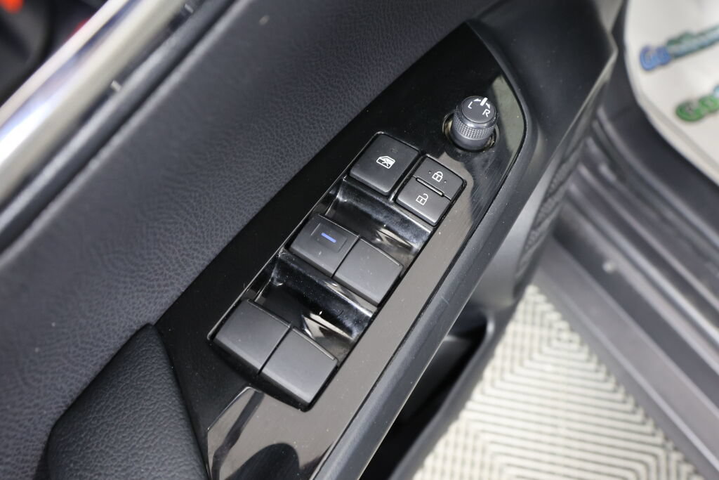 Used 2021 Toyota Prius Prime XLE w/ Carpet Mat Package (TMS) FWD image 30