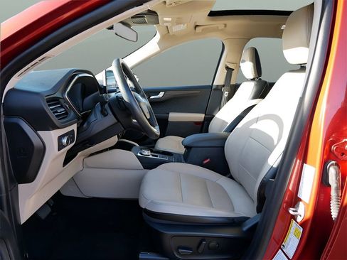 Used 2020 Ford Escape Titanium image 10