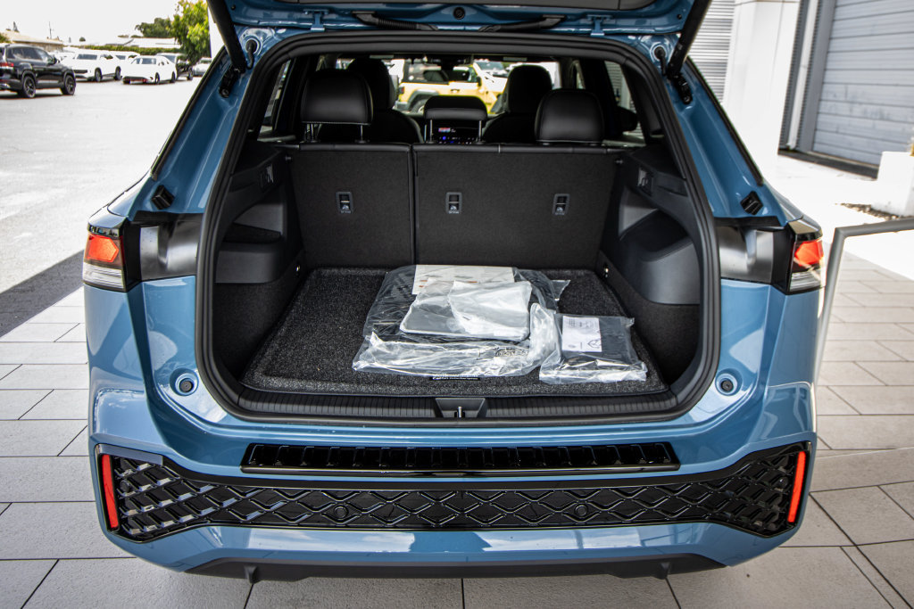 New 2026 Volkswagen Tiguan SE R-Line FWD image 18