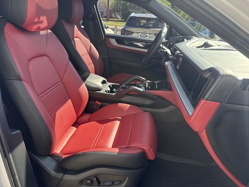 Used 2025 Porsche Cayenne S AWD/4WD image 2