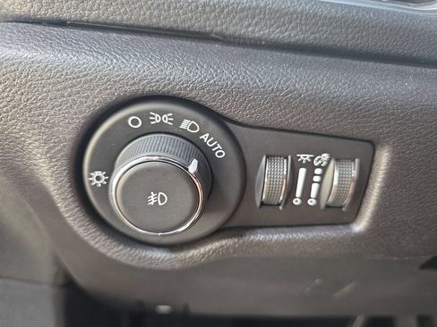 Used 2020 Chrysler Pacifica Limited FWD image 25
