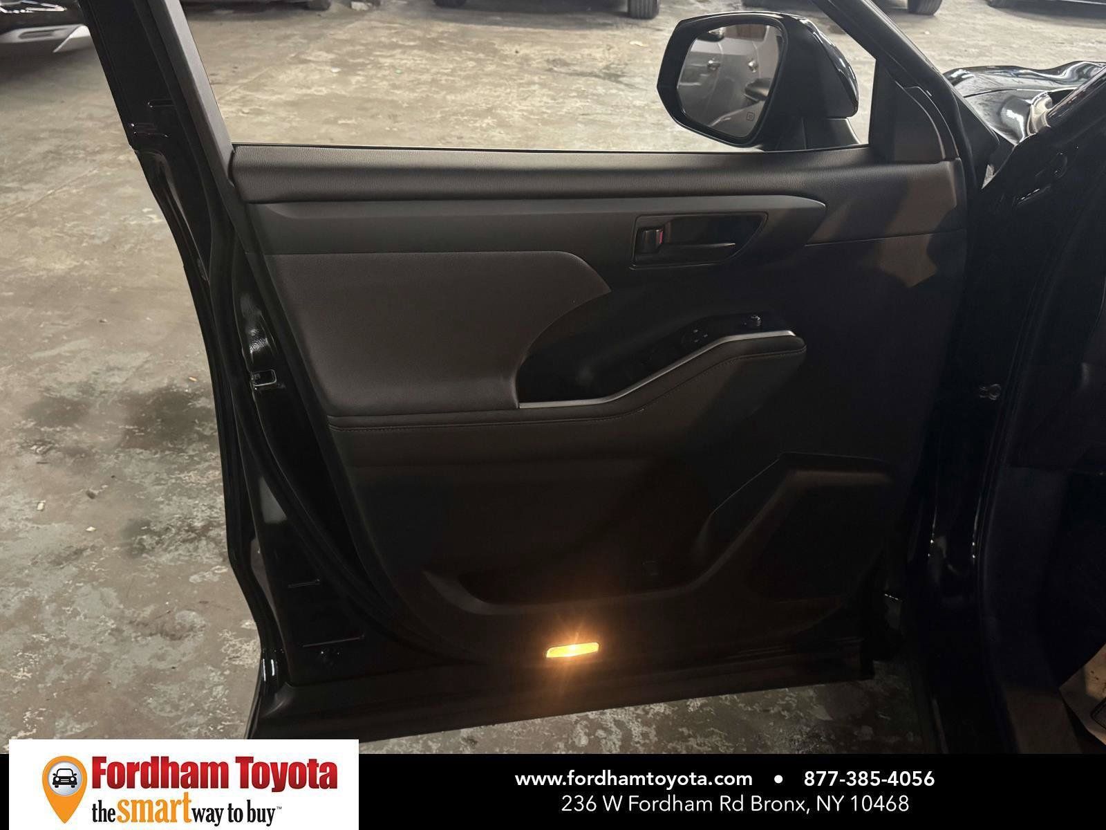 Used 2023 Toyota Highlander LE AWD/4WD image 15