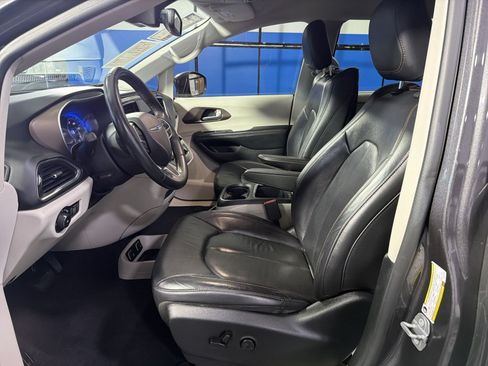 Used 2018 Chrysler Pacifica Touring-L Plus w/ Advanced Safetytec Group FWD image 24