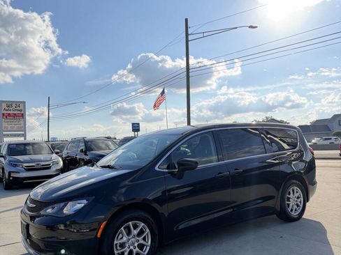 Used 2023 Chrysler Voyager LX image 6