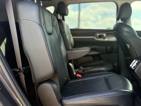 Used 2022 Kia Sorento EX w/ Panoramic Sunroof Package image 17