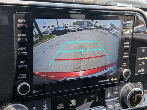 Used 2020 Toyota Highlander XLE AWD/4WD image 25