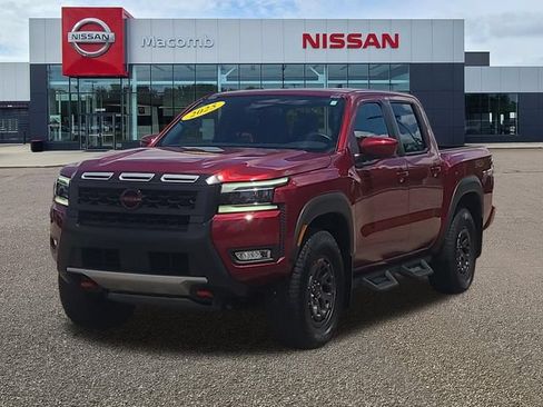 Used 2025 Nissan Frontier PRO-4X AWD/4WD image 3