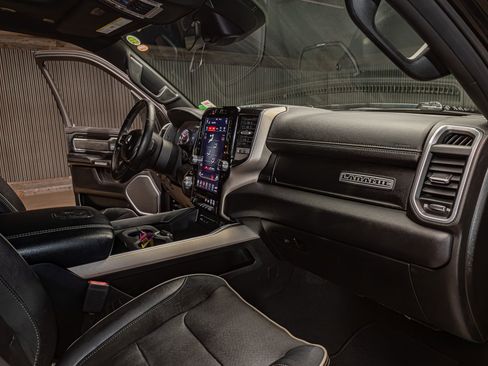 Used 2019 RAM 1500 Laramie AWD/4WD image 16