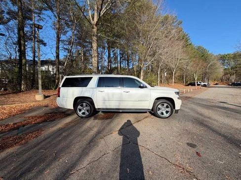 Used 2020 Chevrolet Suburban Premier image 18