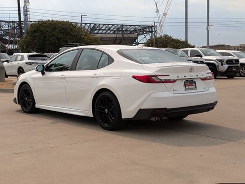 Used 2025 Toyota Camry SE FWD image 9