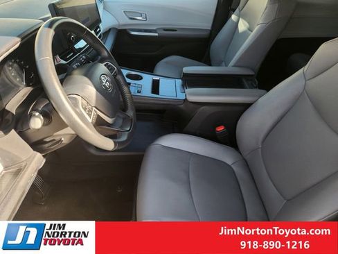 Used 2025 Toyota Sienna XLE image 13