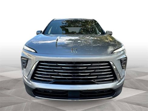 Used 2025 Buick Enclave Preferred image 3