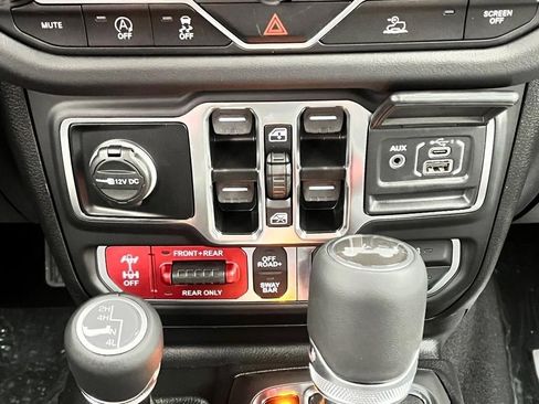 New 2025 Jeep Wrangler Rubicon w/ Technology Group image 19