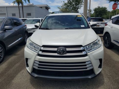 Used 2019 Toyota Highlander LE FWD image 2