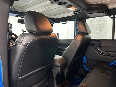 Used 2015 Jeep Wrangler Unlimited Sahara AWD/4WD image 40