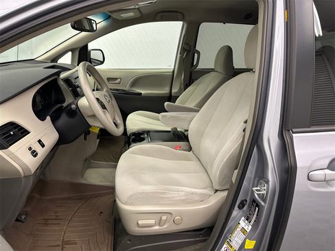 Used 2011 Toyota Sienna LE image 9