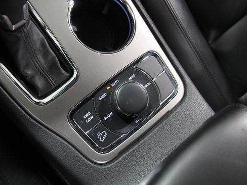 Used 2020 Jeep Grand Cherokee Limited image 17