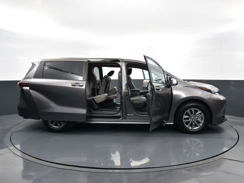 Used 2024 Toyota Sienna LE image 39