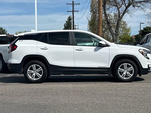 Used 2024 GMC Terrain SLE image 3