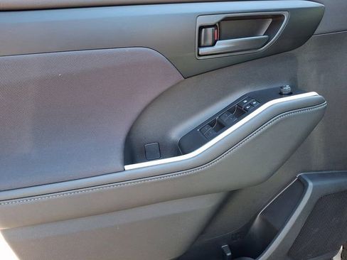 Certified 2025 Toyota Highlander LE FWD image 13