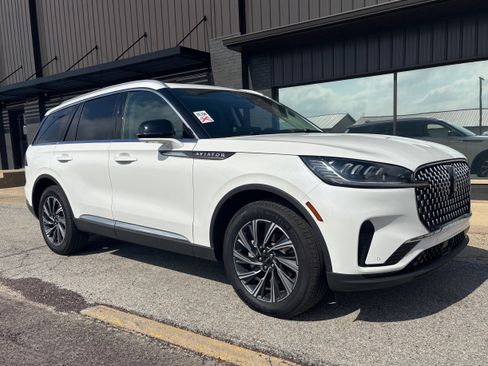 Used 2025 Lincoln Aviator AWD w/ Equipment Group 101A image 3