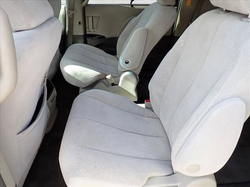 Used 2013 Toyota Sienna LE w/ Towing Pkg AWD/4WD image 7