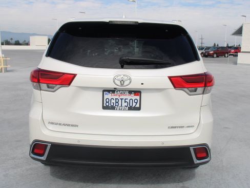 Used 2018 Toyota Highlander Limited AWD/4WD image 4
