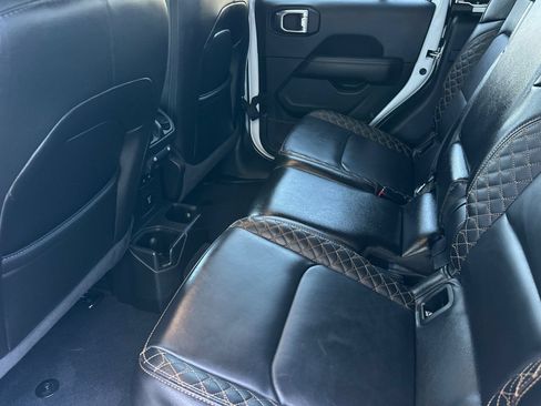 Used 2022 Jeep Gladiator Overland AWD/4WD image 12