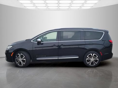 Used 2025 Chrysler Pacifica Pinnacle w/ Trailer Tow Group AWD/4WD image 2