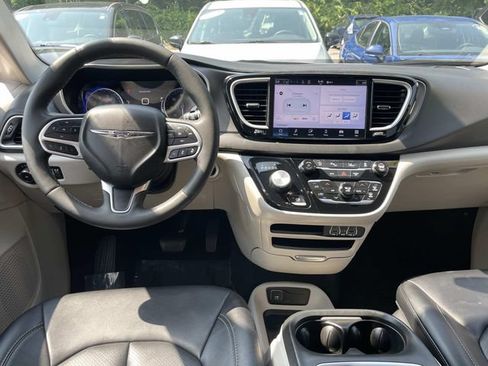 Used 2024 Chrysler Pacifica Touring-L FWD image 16