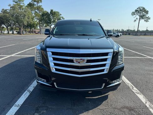 Used 2017 Cadillac Escalade Luxury image 3
