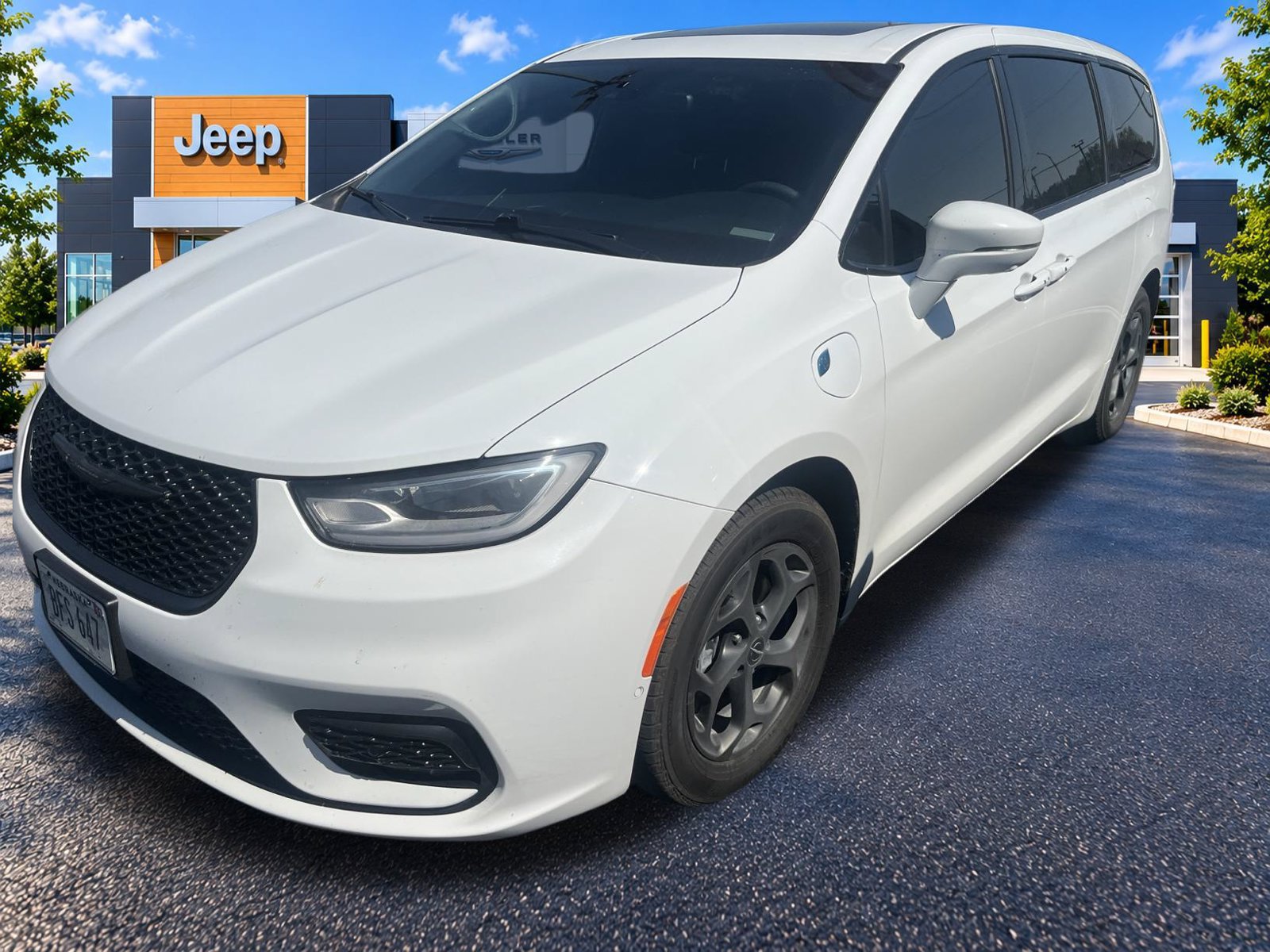 Used 2022 Chrysler Pacifica Limited w/ Uconnect Theater Family Group FWD image 1