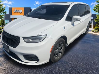 Used 2022 Chrysler Pacifica Limited w/ Uconnect Theater Family Group